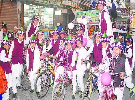 The fans were dancing in the procession -a - Gusia
