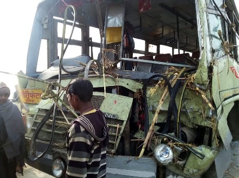 accident happend in the roadways bus and trackter, no one injured 