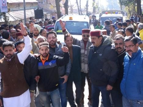 bjp and congress protest at kangra zila parishad