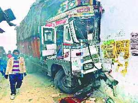 Due to fog speeding truck rammed into hardware's shop