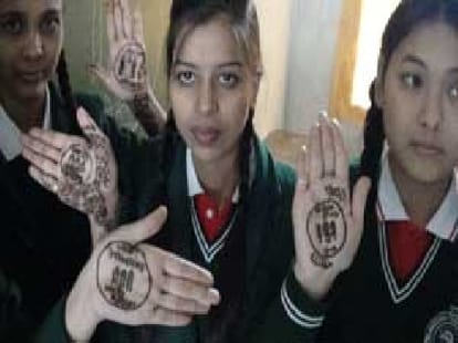 The importance of the vote , told students henna Rchakr