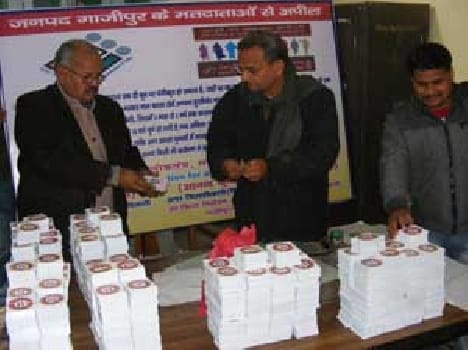 Will administer the oath to respect the new voters