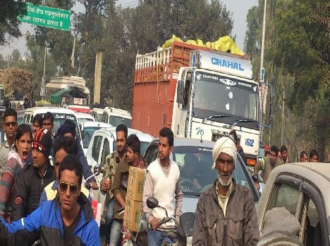 pilgrims bath in garh ganga.