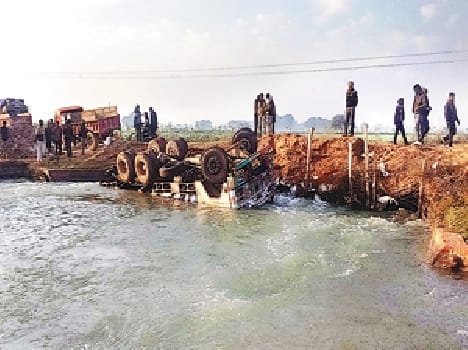 Bridge demolished , dropped the truck into the canal , two wounded , 20 hours drink