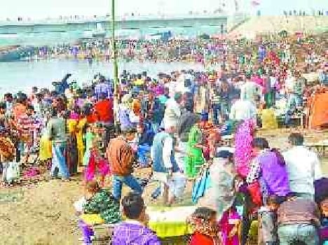 Devotees of the faith put dip in pakska sangam