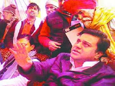 The villagers demanded the electrification ?from minister