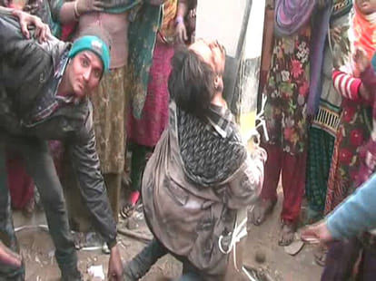 wife Plead to the crowd , no one shows mercy for her husband