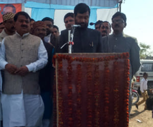 protest against paswan in allahabad