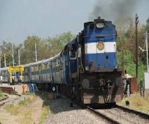 women travellers push tte from running train