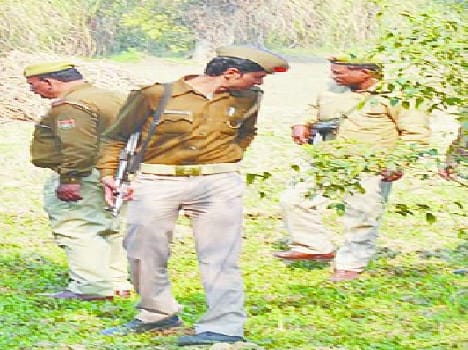 combing girl's cycle in Kalyanpur