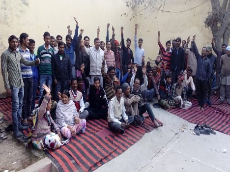 the employees of the nagar nigam are on protest 