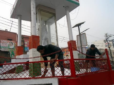 Cleaning up around the statues of great men