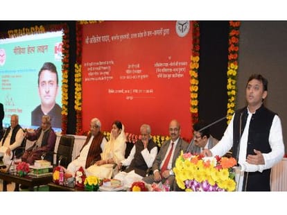 Akhilesh Yadav inaugrates Jansunwai portal.