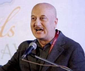 jaipur literature festival: anupam and kapil mishra abusing on the stage
