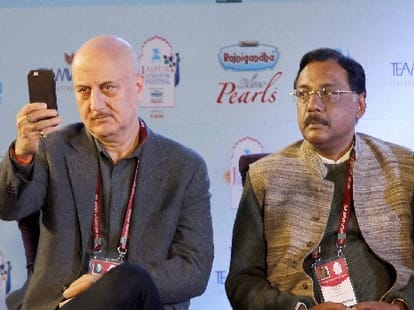 jaipur literature festival: anupam and kapil mishra abusing on the stage