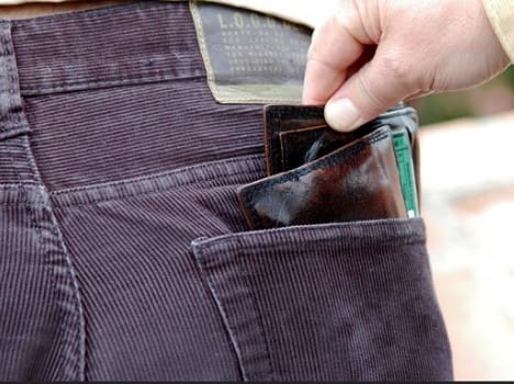 Pickpocketer theft 20 thousand in chintpurani temple.
