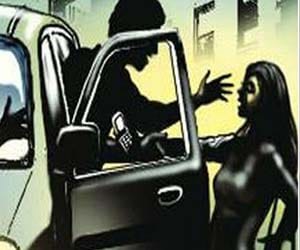 despite of high alert lady kidnapped in car
