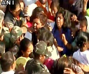 SriSri to mediate in Shani Shingnapur issue