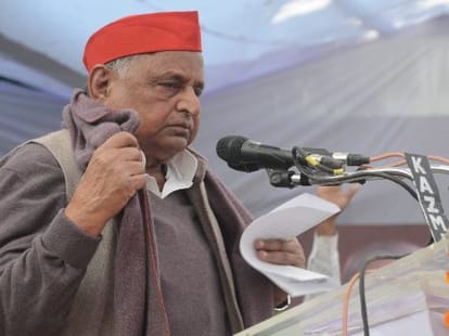 mulayam singh scolds party leader