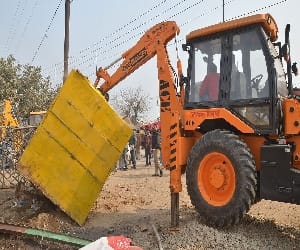 Mahabali roars on the swarg ashram roared.