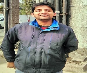 he young man handed over 40 thousand counterfeit mobile.