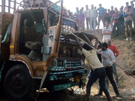 Villagers caught restricted cattle , burned the vehicle