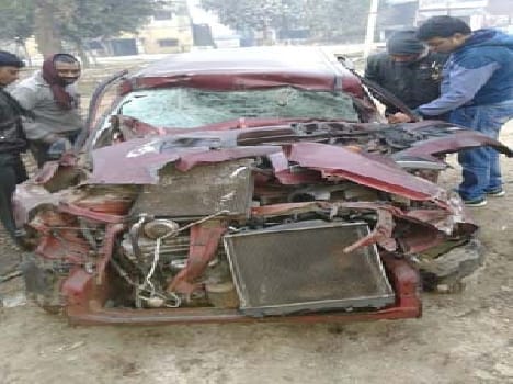 Gisti car trapped in the truck , wounding two businessmen