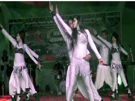 Arabian dance went on the rock