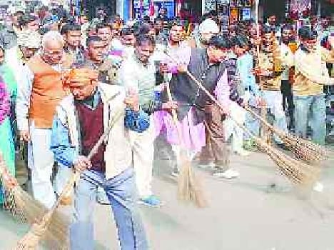 Throw garbage on the office and residence of officer