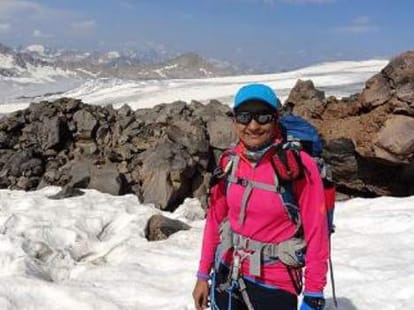 IPS aparna climbs mount vinson massif