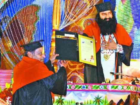 gurmeet ram rahim awarded with docterate degree