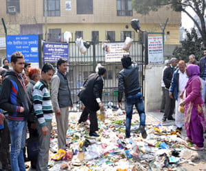 delhi government team send back by nagar nigam