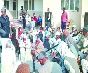 Farmers on the road today, steady exit.