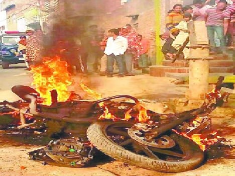The angry mob attack bomber blew bike
