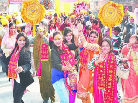 Sai sedan showered flowers on