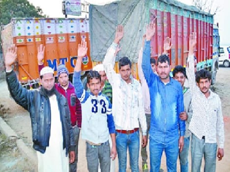 Police caught up truck, leader held border crossing