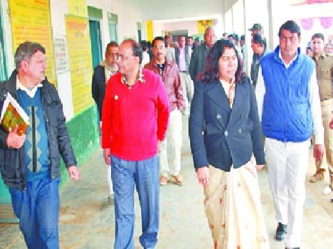 Incomplete soon complete construction of toilets