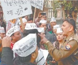AAP protest outside vanasthali public school with shoes against school sending student back home for tore shoes