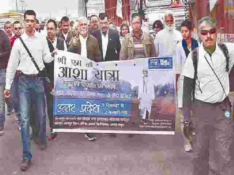 Asha Yatra's grand reception on arrival in Agra
