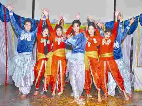 pupils face bloom to receive prize 