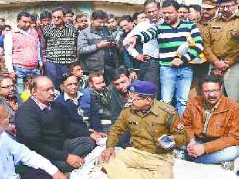 theft of 25 lakh in godown