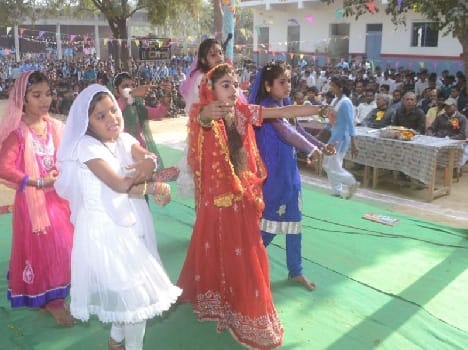 The Leela henna competitors, collective song echo
