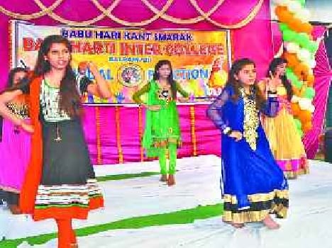 students face bloom received awards