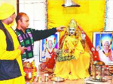 Gayatri temple jewelery and cash flown breaking six locks