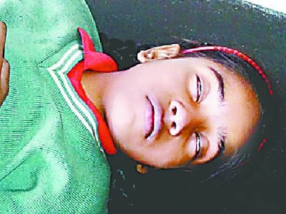 Teacher beats a girl brutally in Bahraich.