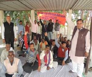 Employees agitated over not giving equal salaries