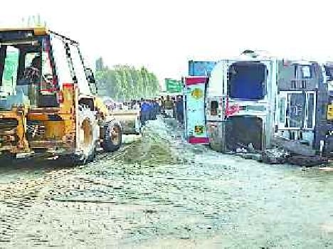 trolley upturned, two Jayrin killed