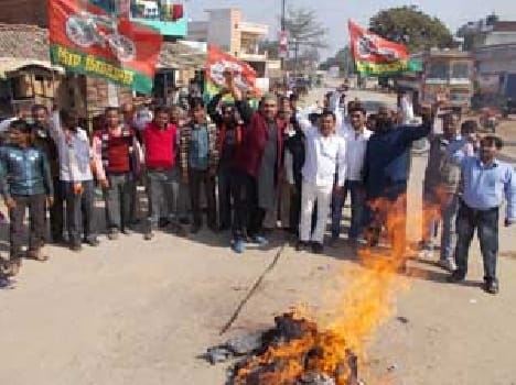 SP activists burned an effigy of the central government