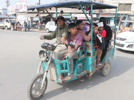 auto rickshaw drivers take stand against E-rickshaw routes