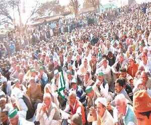 Farmers topless demonstration, five hours jams, NH-24.
